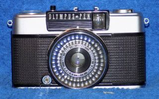 Olympus Pen Ees - 2 1/2 - Frame 35mm Camera With Case (p)