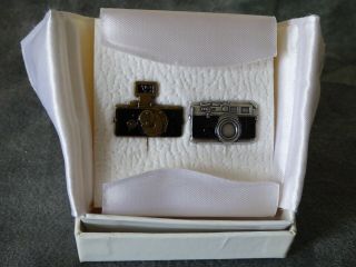 Leica Box of 2 lapel pins UR Leica and M6 Leica. 3