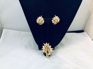 Vtg.  Crown Trifari Demi Faux Pearl & Rhinestone Flowers Brooch/earrings