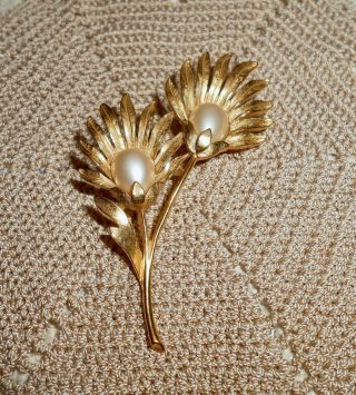 Vintage Trifari Signed Faux Pearl Double Flower Brooch Pin Gold Tone A299