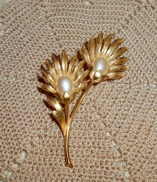 Vintage TRIFARI Signed Faux Pearl Double Flower Brooch Pin Gold Tone A299 2