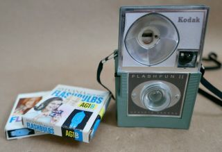 Kodak Hawkeye Flashfun Ii 127 Film Camera & Flashbulbs,