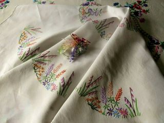 VINTAGE HAND EMBROIDERED TABLECLOTH - CIRCLE OF DELICATE FLOWERS 3