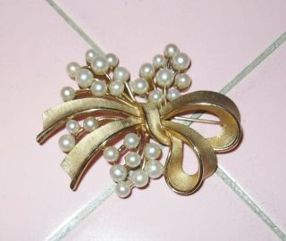Vintage Crown Trifari Pin Brooch Floral Bow Gold Tone White Pearls
