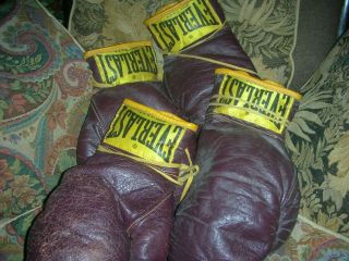 2 Pairs Of Vintage Everlast Boxing Gloves 10 Oz