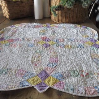 Densely Quilted Vintage 30s Wedding Ring Table Or Crib Quilt 27x27