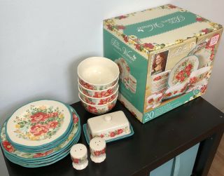 The Pioneer Woman Vintage Floral Ruffled 16 - Pc Dinnerware For 4 W/ Hostess Set