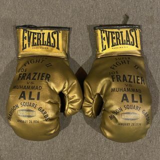 Muhammad Ali Vs Joe Frazier Gold Commemorative Everlast Boxing Glove Msg 1974