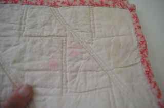 CHARMING VINTAGE ANTIQUE PINK AND WHITE DOLL SIZED QUILT TT211 2