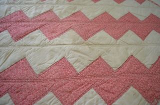 CHARMING VINTAGE ANTIQUE PINK AND WHITE DOLL SIZED QUILT TT211 3