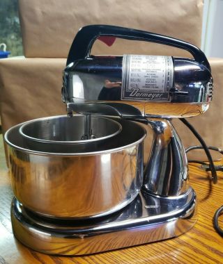 Vintage Dormeyer Silver Chef Model 4300 Chrome Mixer W/ Beaters & Bowls.