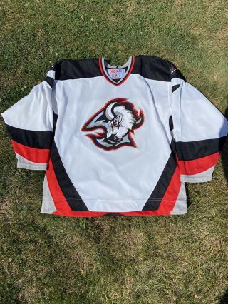 Vintage Nhl Buffalo Sabres Ccm White " Goat Head " Hockey Jersey Size Men’s Large