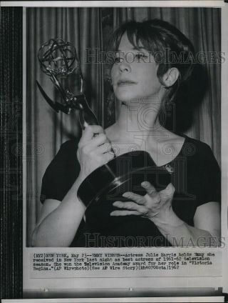 1962 Press Photo Actress Julie Harris With Her Emmy Award 6x8