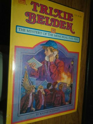 Trixie Belden 35 The Mystery Of The Memorial Day Fire (square Pb Edition)