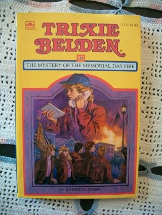 Trixie Belden 35 - The Mystery Of The Memorial Day Fire (square Pb Edition)