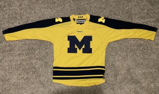 University Of Michigan Wolverines Hockey Jersey - Reebok - Adult Medium - Stitch