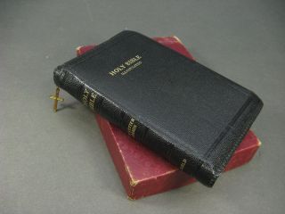 Vtg World Publishing Illustrated Bible Black Zippered Cover W/ Cross Pull