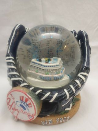 Forever Collectibles Legends Of The Diamond.  York Yankees Stadium Snow Globe