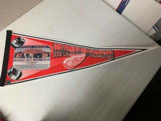 1996 - 97 Detroit Red Wings Stanley Cup Champions Pennant W/team Photo Insert