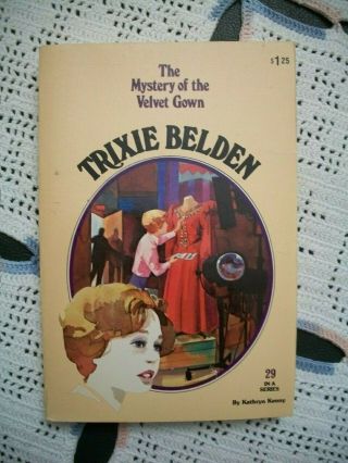 Trixie Belden 29 The Mystery Of The Velvet Gown (oval Paperback)