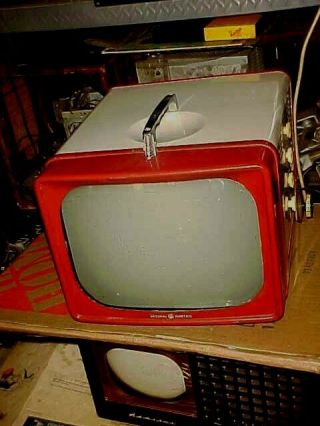 RETRO VINTAGE GE PORTABLE TV 1955 TWO TONE RED / WHITE GREAT GAMING 2