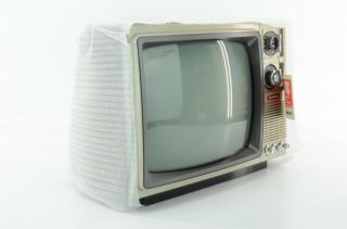 Samsung BT - 317TK Black & White Television - NOS - 1984 3