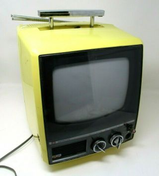 Hitachi Cu - 110 Portable Color Tv Yellow Retro Gaming Crt