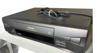 Toshiba M - 624 VHS/VCR Video Cassette Recorder & Player,  4 Head Hi - Fi,  W/ Remote 2