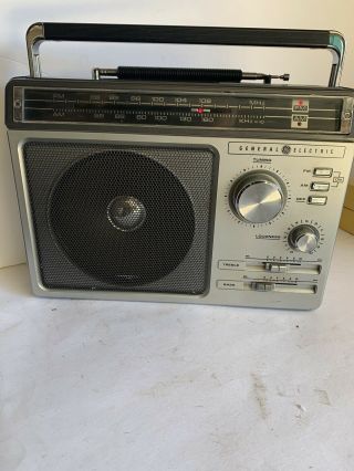 Rare Vintage General Electric Ge 7 - 2881c Dc/ac Am Fm Radio