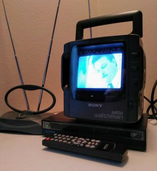 Sony Fd - 525 Mega Watchman Portable Tv Am/fm Radio Black And White Tv & Converter