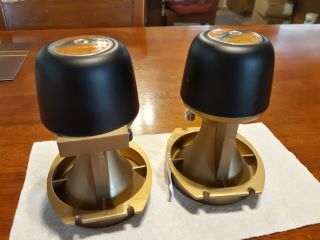 A Calrad Ct - 4 Tweeters - 8 Ohm - One,  One Doesn 