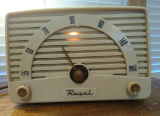 RARE 1940 ' S ART DECO BAKELITE REGAL AM RADIO WITH STATIC FOR RESTORATION 2