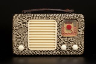 Vintage 1947 Trav - Ler Portable Radio - Mid Century - Hiighly Decorative