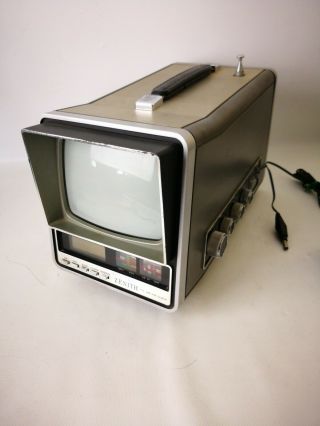 Vintage Zenith Ac/dc Tv Am/fm Model No52s Portable Tv Radio 1981 W/ Ac Adapter