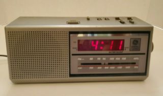 Vintage Ge General Electric Am / Fm Alarm Clock Radio Model 7 - 4637a