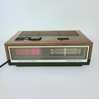 Vintage General Electric Ge Am/fm Electronic Digital Alarm Clock Radio 7 - 4640b