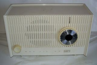 Rca Victor 5 - Tube Am Table Radio Model Rga12y White,  1965 (?)