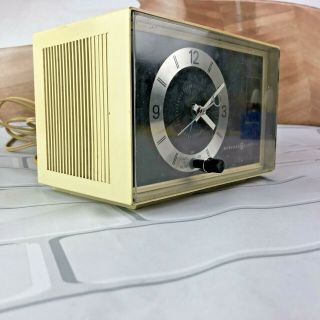 Vintage General Electric Alarm Clock Am Radio C1400a Beige