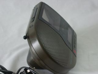1992 SONY WATCHMAN FD - 290 Handheld Black & White TV AM/FM Stereo Tuner 2