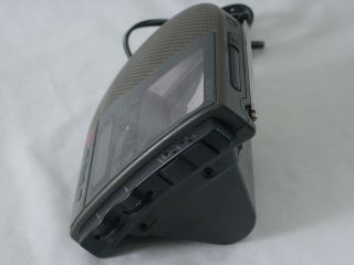 1992 SONY WATCHMAN FD - 290 Handheld Black & White TV AM/FM Stereo Tuner 3