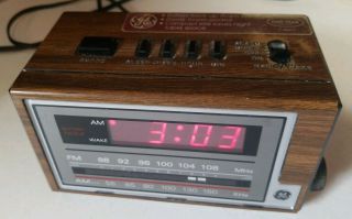 Vintage General Electric Radio Clock Woodgrain Am Fm Ge 7 - 4601a
