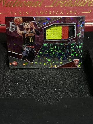 2018 - 19 Spectra Trae Young Rookie Jersey Auto 06/25 Prizm Disco