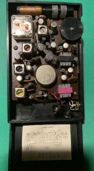 Vintage Portable Pocket Realistic Deluxe Am 8 Transistor Radio & Carry Case Work