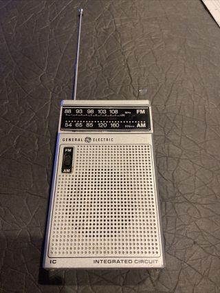 Vintage General Electric Radio Ge 7 - 2582am Fm Portable Integrated Circuit W/batt