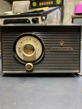 Vintage 1960 General Electric T - 100a Mahogany Bakelite Radio.  Repairs Needed.