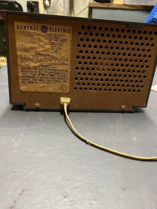 Vintage 1960 General Electric T - 100A Mahogany Bakelite Radio.  Repairs Needed. 3