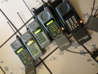 5 Vintage Motorola Flip Digital Communication Phones With 4 Chargers All Turn On