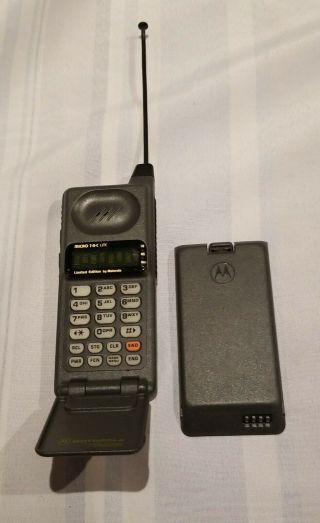 Vintage Motorola Flip Cell Phone Model F09hyd8393bg,
