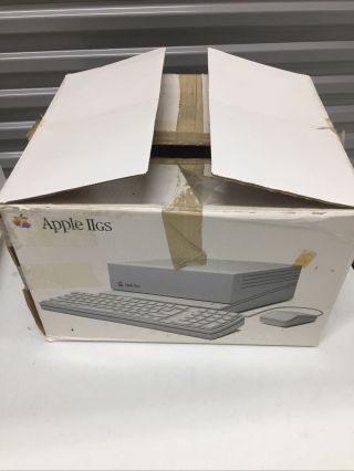 Apple II Gs / Apple 2 gs with Key board Mouse Cords And box With Foam 2