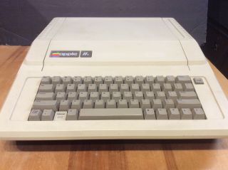 Vintage Apple Iie Computer -,  Tests Good 80 Column 64k Expansion -